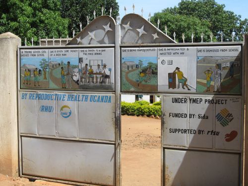 公立学校の門に描かれるエイズ教育画