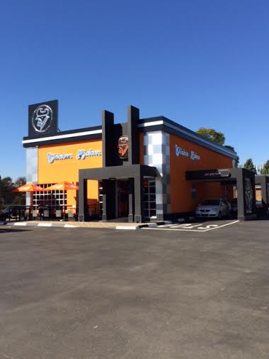 店舗の外装。車社会の南アでは、ドライブスルーがつきものです