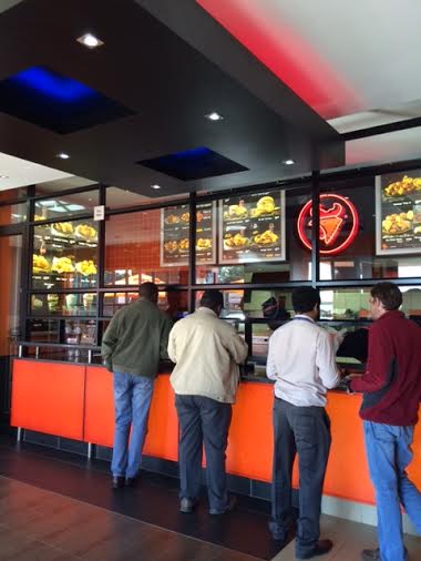 店内の様子。よく見ると、カウンターの店員と顧客の間に仕切り（透明のボード）がありますが、強盗などの防犯のためです。南アならではですよね