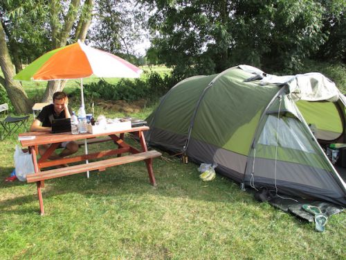 テント、パラソル、いす、机などなど、ぜんぶデカトロンにて！