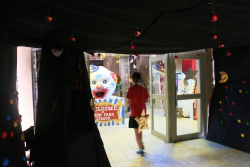 装飾と大型ピエロが迎えてくれます