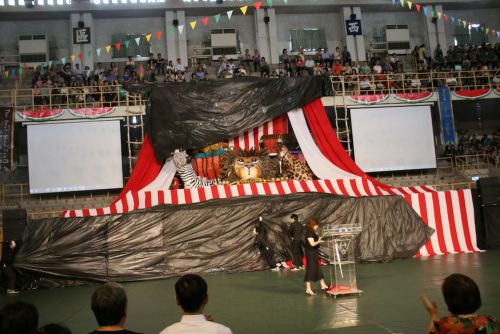 校長の一声で黒い幕を取ります