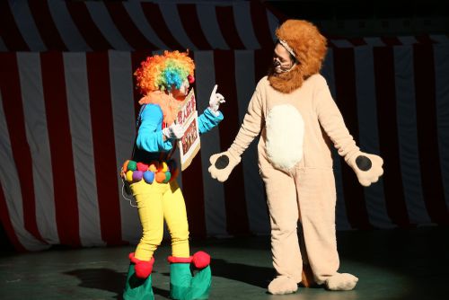 お芝居とVTRの主役、ピエロ（左）とライオン（右）