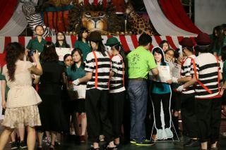 パネル姿の卒業生も