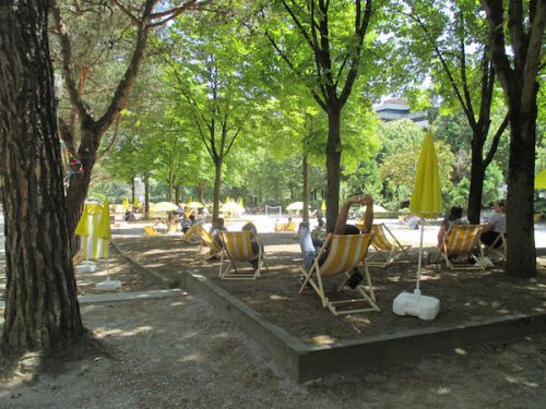 お買い物前後に木陰でゆったり