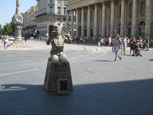 あれ？　石像？？　街並みにマッチ！