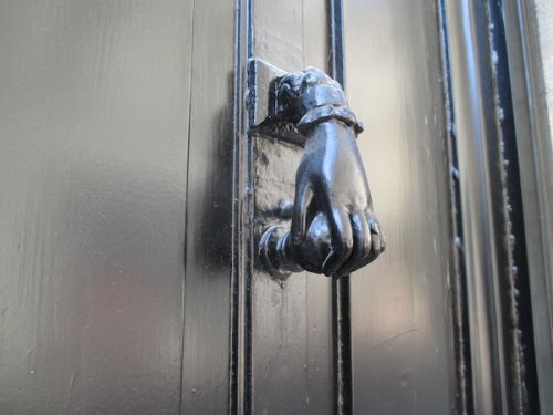 手の形がなんともリアル