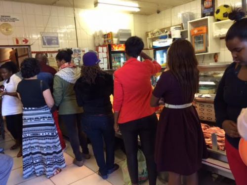 肉屋の店頭で、好みの肉と量を注文します。お昼時には長蛇の列でした