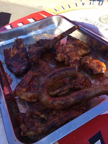 ソースとスパイスがたっぷり絡まり、こんがり焼かれた肉たち。このまま手づかみでいただきます。料金も、2‐3人前程で700円くらいでした。安いです