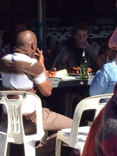 仲間連れで食べに来ていた人たち。大勢で食べるとさらに美味しくなる気がします