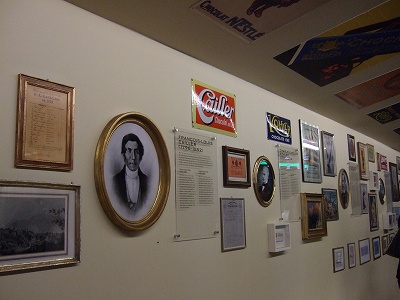 博物館の入口には、ノスタルジックな広告や看板が壁一面に張られていました