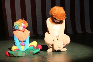 落胆するピエロ（左）とライオン