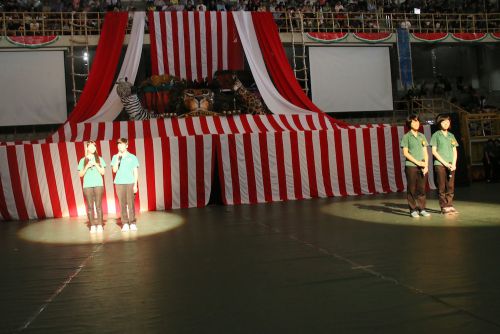 卒業生の答辞（右）と在校生の送辞（左）