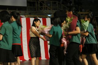 自分たちの担任の先生への花束贈呈