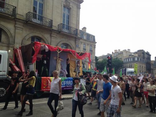 町中のあちこちにステージも設置