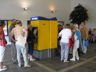 『カードは難しい・・・』と、昔ながら（？）の切符を求めるシルバー世代の人たちも