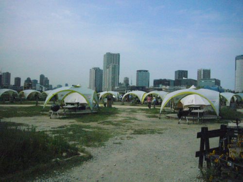 広々とした敷地にテントが張ってあります