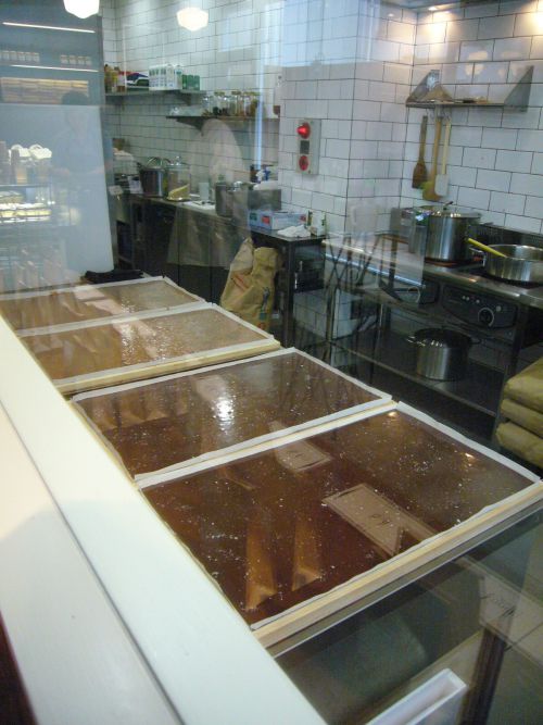 キャラメルを冷ましています