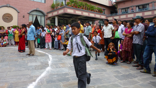 娯楽的に劇を楽しんでいる人々