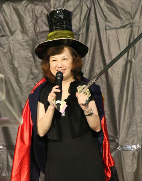 簡単なコスプレであいさつした張碧娟（ジャン・ビージュエン）校長