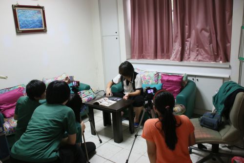 笑いを必死にこらえての撮影