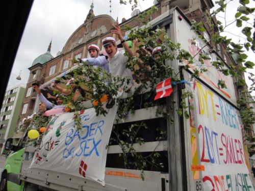 ちょうどトラックの隣を走ったら、大騒ぎ