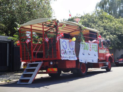 後ろから乗り入れできるトラック