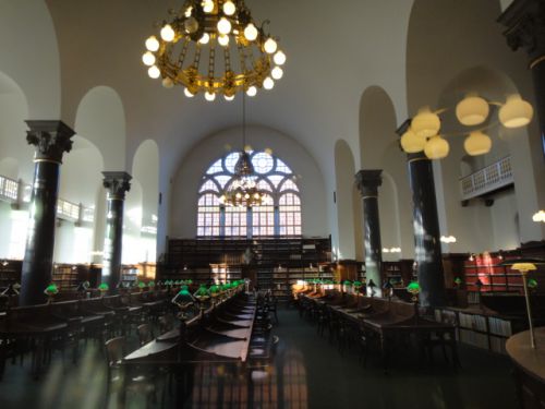 広いホールの中は、勉強したり、本を読む人だけしか入れません