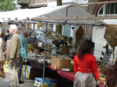 骨董品をそろえた蚤の市にて。サクラはどこにいる？