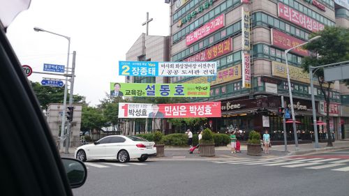 至る所に立候補者の横断幕