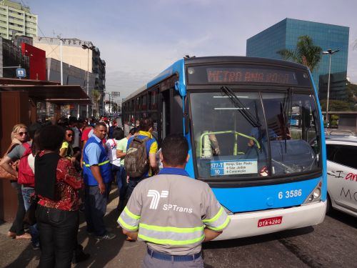 メトロが不通の区間には臨時バスが増便。それでもいつも以上に混雑（6月7日、メトロ・コンセイソン駅）