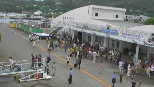 おがさわら丸が父島を出発の時、ホテルのスタッフなど大勢が見送りに来ました。（父島14時出発、東京到着は翌日15時30分）