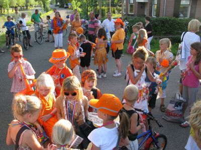 オランダを応援するため、オレンジ色で決めて登校する子どもたち。