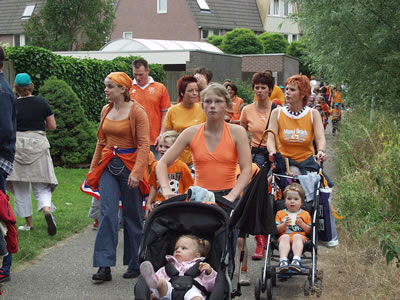 親たちもこんなスタイルで登校・・・。