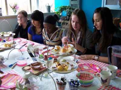 クラスメートを呼んで、質素なパーティを催すのも人気。