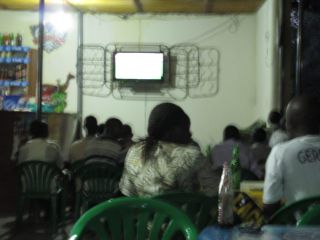 中流階級レベルになると、配置テレビは薄型です。