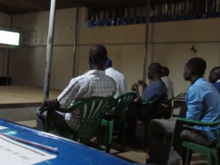 二面の壁にテレビがあるのでお客さんは二手に分かれて観戦します。