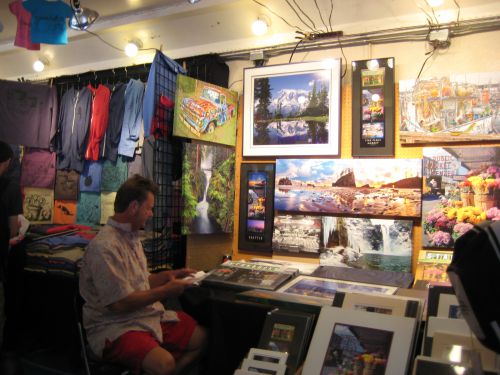 Pike Place Market（パイク・プレイス・マーケット）。1907年に誕生した市場。新鮮な野菜や魚介類などの食料品、花、おみやげ物を売る店などがひしめいています。マーケットのマスコット的存在、豚のレイチェル像のそばにある魚屋は、注文を受けた魚を投げてキャッチするパフォーマンスを披露、多くの観光客がシャッターチャンスを狙っています。