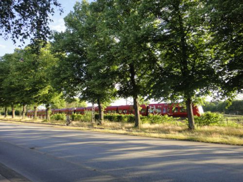 本数が少なくなっている電車　夜８時に撮影