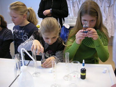 人気がある化学の本格的な授業は、中学生になってから。