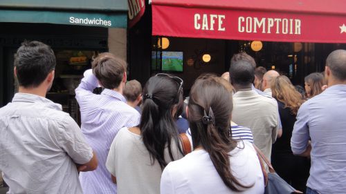 カフェの中には小さく見えるTVが