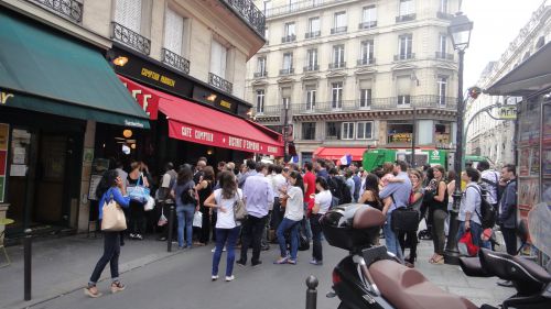 道路にも人が溢れています