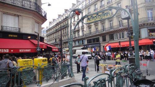 道路を挟んであちらにも