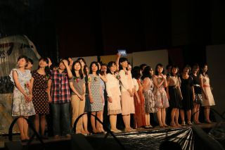 ステージに集まる3年生の担任の先生たち