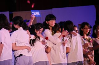 クラスの代表が先生に花を渡します