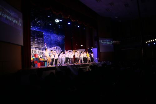 最後は、卒業生全員で紙飛行機を飛ばしました