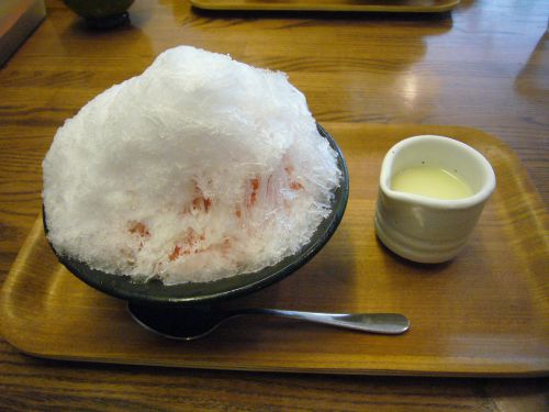 手作りのシロップが練乳の下に入っています。かき混ぜてかき氷にかけます。