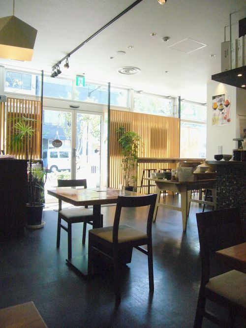 広々とした落ち着きのあるレストラン。