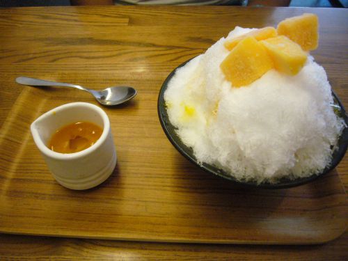 マンゴーの果実がトッピングされています。