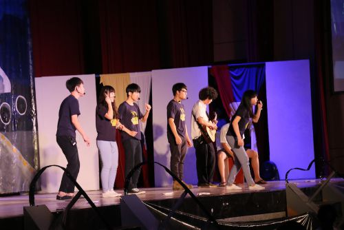 学校の魅力をシュプレヒコールの要領で叫びます